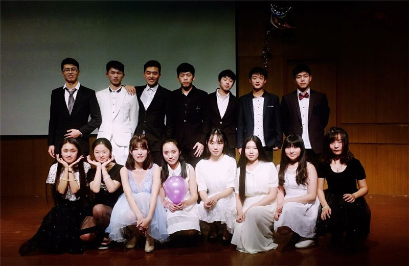 91社区
举行2016年女生节舞会