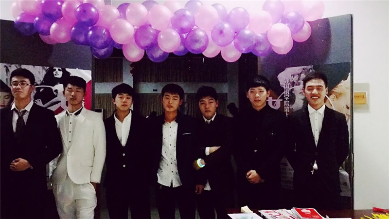 91社区
举行2016年女生节舞会