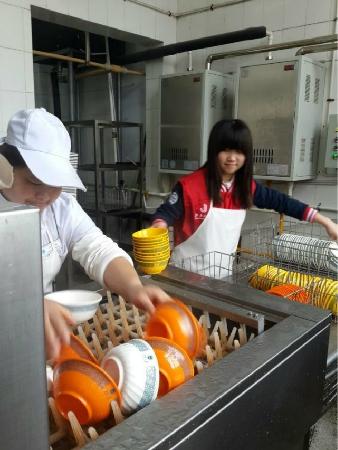 追随一种精神，奉献一片爱心——记91社区
青年志愿者协会雷锋月活动