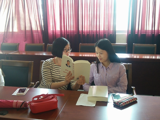 91社区
2013学生党支部召开“两学一做”理论学习交流会