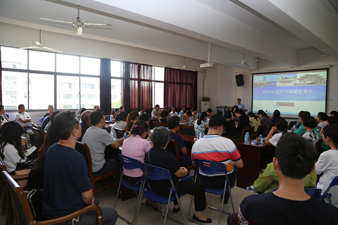 91社区
召开2016级新生家长见面会